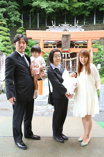 お宮参り写真 撮影場所 麻生区 琴平神社 ご家族様と父方祖母様