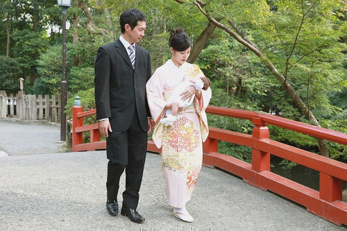 お宮参り写真 撮影場所 鎌倉 鶴岡八幡宮 赤い橋を渡る