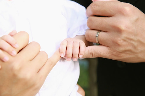 お宮参り写真 撮影場所 鎌倉 鶴岡八幡宮 赤ちゃんと手を繋ぐ