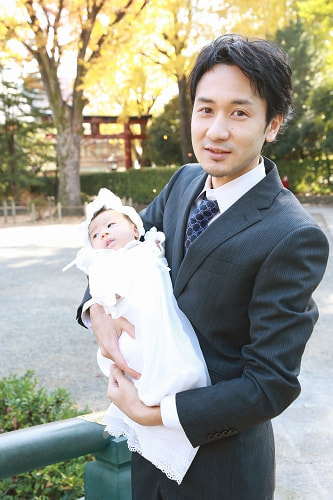 お宮参り写真 撮影場所 文京区 根津神社 パパと赤ちゃん、美しい銀杏