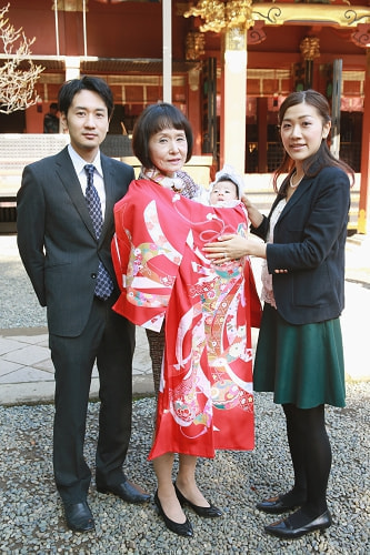 お宮参り写真 撮影場所 文京区 根津神社 お宮参り着物着付け、父方祖母