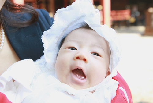 お宮参り写真 撮影場所 文京区 根津神社 お宮参り着物着付け、温かい写真