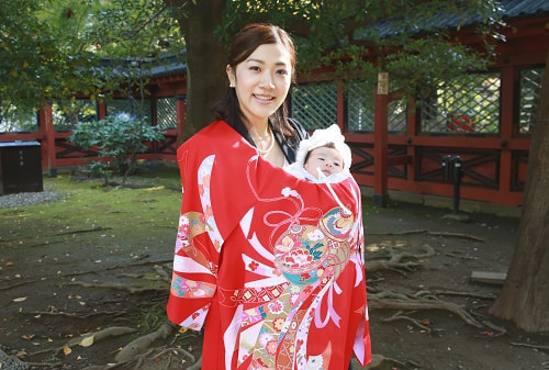 お宮参り写真 撮影場所 文京区 根津神社 お宮参り着物着付け、お宮参り着物着付け、母、綺麗な緑の背景