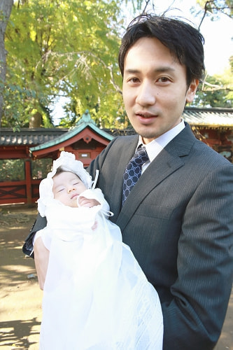 お宮参り写真 撮影場所 文京区 根津神社 イケメンなパパと赤ちゃん