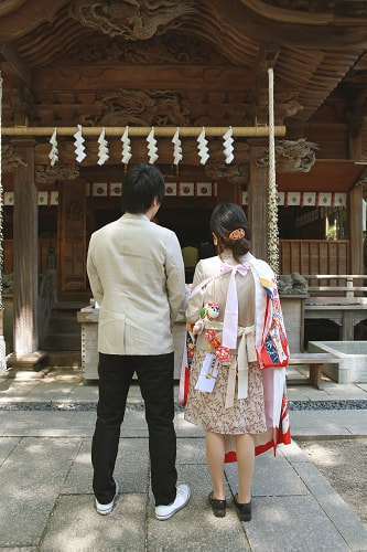 お宮参り写真 撮影場所 西東京市 田無神社 お宮参り着物着付け、母、父、後姿