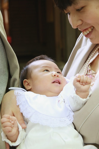 お宮参り写真 撮影場所 西東京市 田無神社 赤ちゃん、かわいい表情