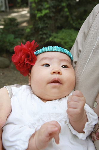 お宮参り写真 撮影場所 西東京市 田無神社 かわいいヘアーアクセサリー、赤ちゃん