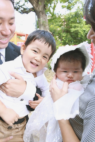 お宮参り写真 撮影場所 品川神社 赤ちゃん、お兄ちゃん