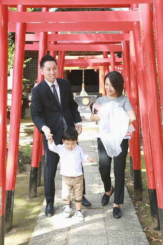 お宮参り写真 撮影場所 品川神社 　赤い鳥居、歩く