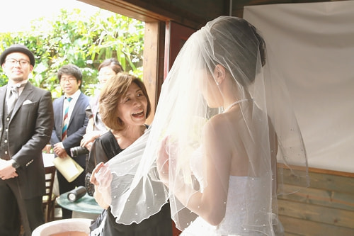 ブライダル写真 撮影場所 レストラン 新婦、新婦母