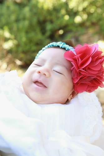 お宮参り写真 撮影場所 文京区 根津神社 かわいい髪飾り、赤ちゃん
