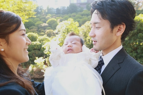 お宮参り写真 撮影場所 文京区 根津神社 家族、温かい写真