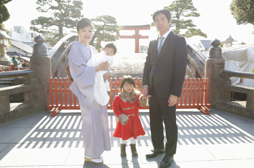 お宮参り写真 撮影場所 鎌倉鶴岡八幡宮 太鼓橋、家族写真