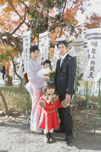 お宮参り写真 撮影場所 鎌倉鶴岡八幡宮 旗、家族