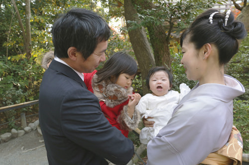 お宮参り写真 撮影場所 鎌倉鶴岡八幡宮 家族写真、温かい