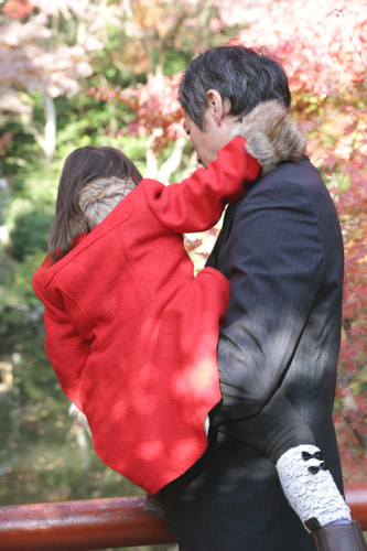 お宮参り写真 撮影場所 鎌倉鶴岡八幡宮 紅葉、パパ、姉