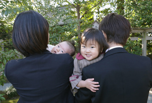 お宮参り写真 撮影場所 横浜 伊勢山皇大神宮 家族、温かい写真